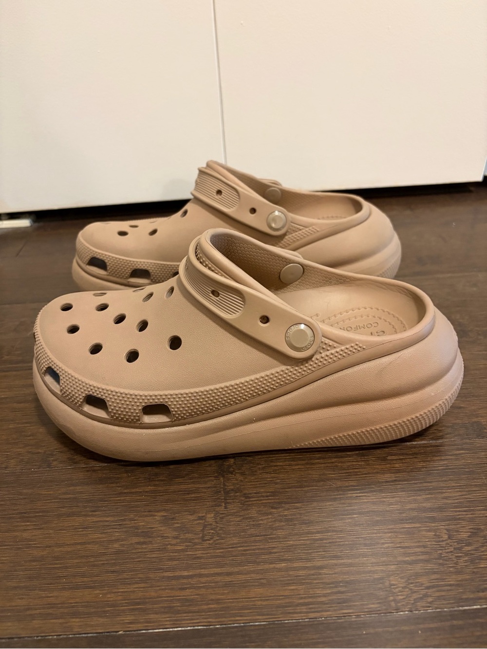 Crocs Classic Crush Clogs Tan - Picture 4 of 7